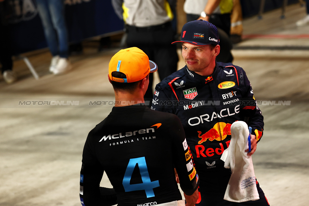 GP QATAR, (L to R): Lando Norris (GBR) McLaren with pole sitter Max Verstappen (NLD) Red Bull Racing in qualifying parc ferme.

06.10.2023 Formula 1 World Championship, Rd 18, Qatar Grand Prix, Doha, Qatar, Qualifiche Day.

- www.xpbimages.com, EMail: requests@xpbimages.com © Copyright: Batchelor / XPB Images