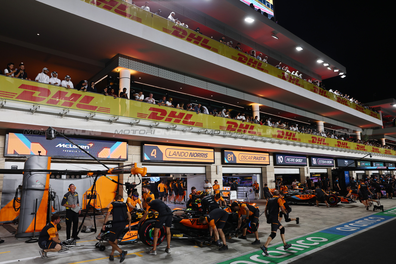 GP QATAR, Lando Norris (GBR) McLaren MCL60 e Oscar Piastri (AUS) McLaren MCL60 in the pits.

06.10.2023 Formula 1 World Championship, Rd 18, Qatar Grand Prix, Doha, Qatar, Qualifiche Day.

- www.xpbimages.com, EMail: requests@xpbimages.com © Copyright: Batchelor / XPB Images