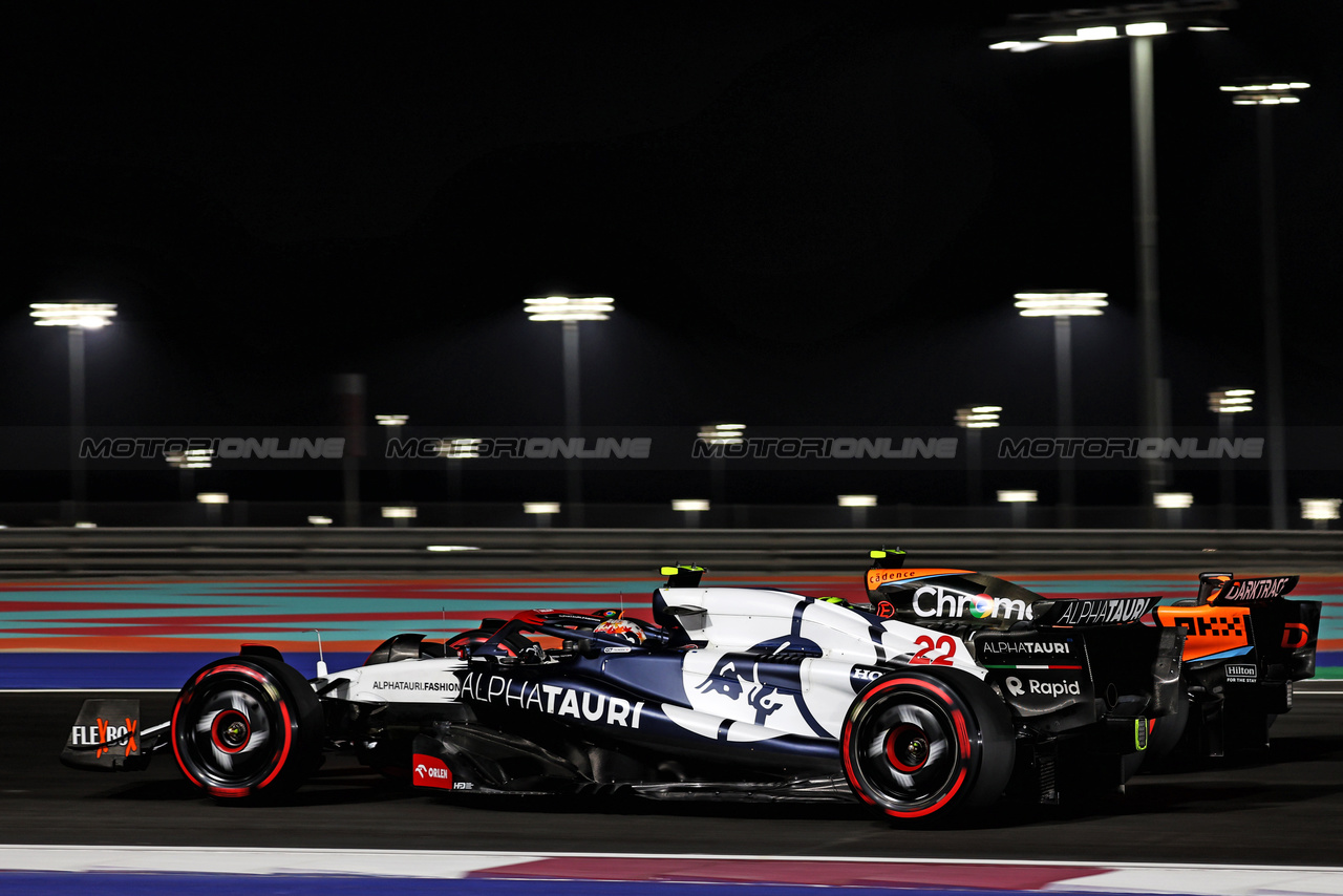 GP QATAR, Yuki Tsunoda (JPN) AlphaTauri AT04 e Lando Norris (GBR) McLaren MCL60.

06.10.2023 Formula 1 World Championship, Rd 18, Qatar Grand Prix, Doha, Qatar, Qualifiche Day.

- www.xpbimages.com, EMail: requests@xpbimages.com © Copyright: Moy / XPB Images