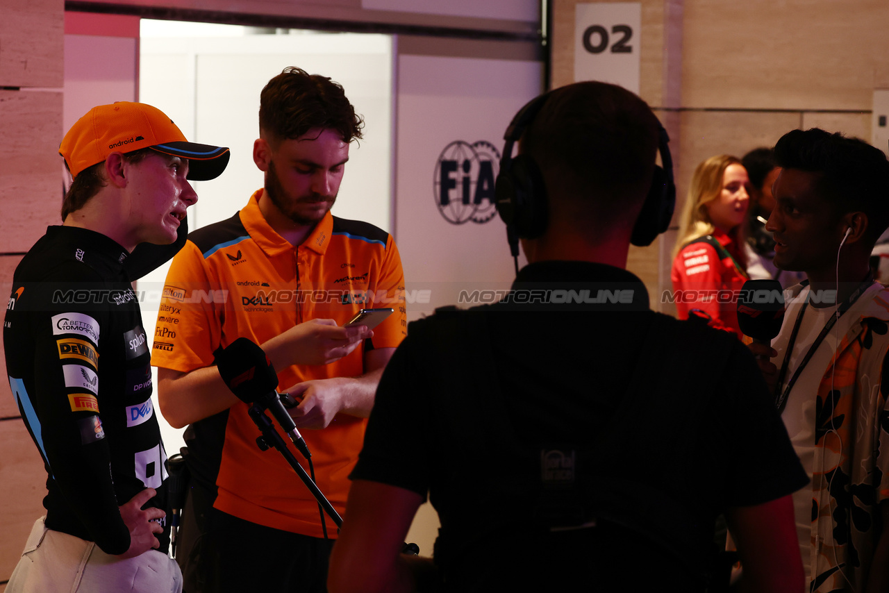 GP QATAR, Oscar Piastri (AUS) McLaren with Lawrence Barretto (GBR) Formula 1 Senior Writer Editor.

06.10.2023 Formula 1 World Championship, Rd 18, Qatar Grand Prix, Doha, Qatar, Qualifiche Day.

 - www.xpbimages.com, EMail: requests@xpbimages.com © Copyright: Coates / XPB Images