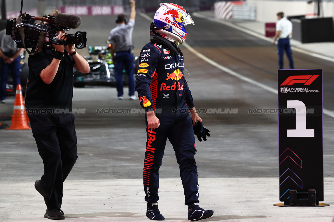 GP QATAR, Pole sitter Max Verstappen (NLD) Red Bull Racing in qualifying parc ferme.

06.10.2023 Formula 1 World Championship, Rd 18, Qatar Grand Prix, Doha, Qatar, Qualifiche Day.

 - www.xpbimages.com, EMail: requests@xpbimages.com © Copyright: Coates / XPB Images