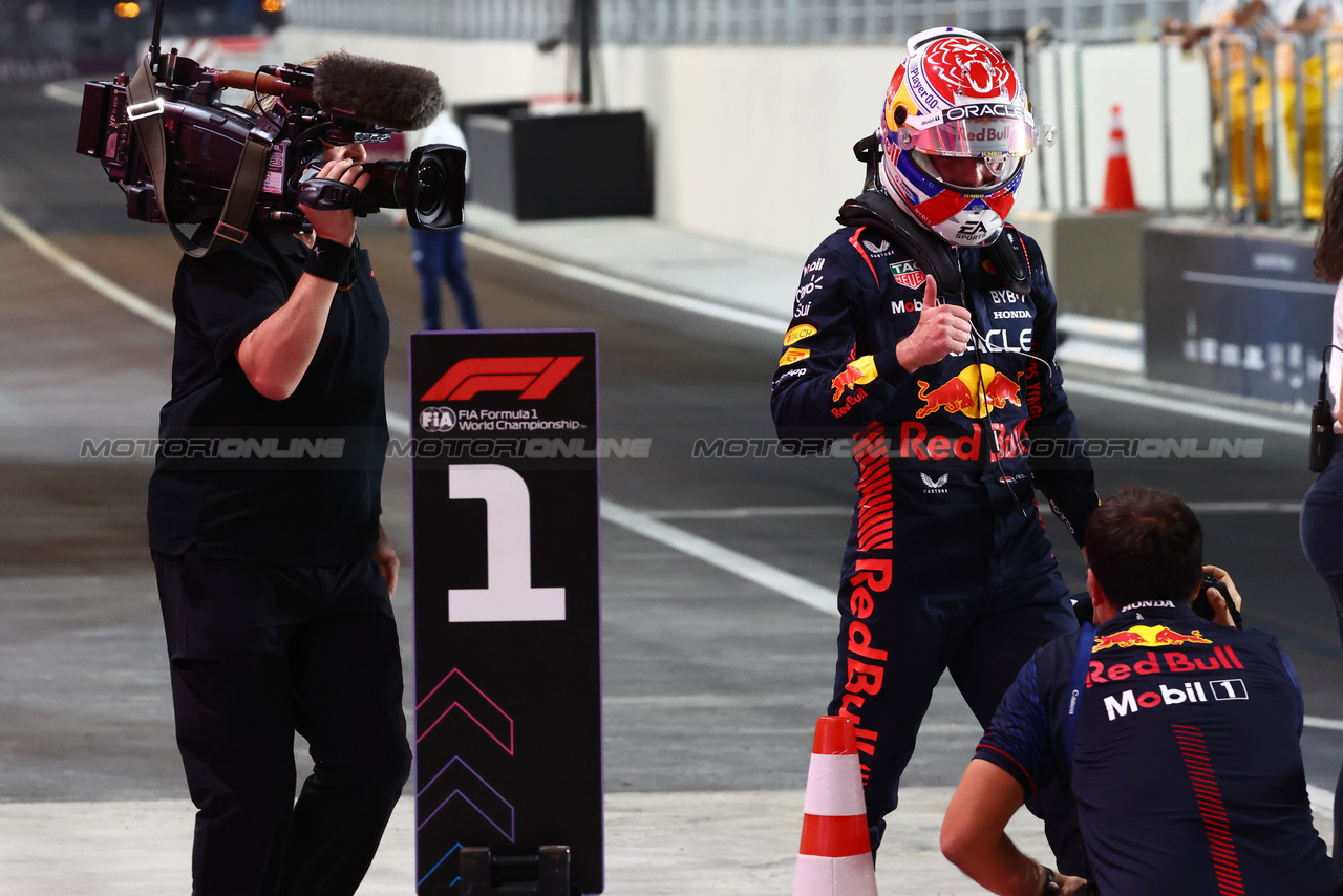 GP QATAR, Pole sitter Max Verstappen (NLD) Red Bull Racing in qualifying parc ferme.

06.10.2023 Formula 1 World Championship, Rd 18, Qatar Grand Prix, Doha, Qatar, Qualifiche Day.

 - www.xpbimages.com, EMail: requests@xpbimages.com © Copyright: Coates / XPB Images