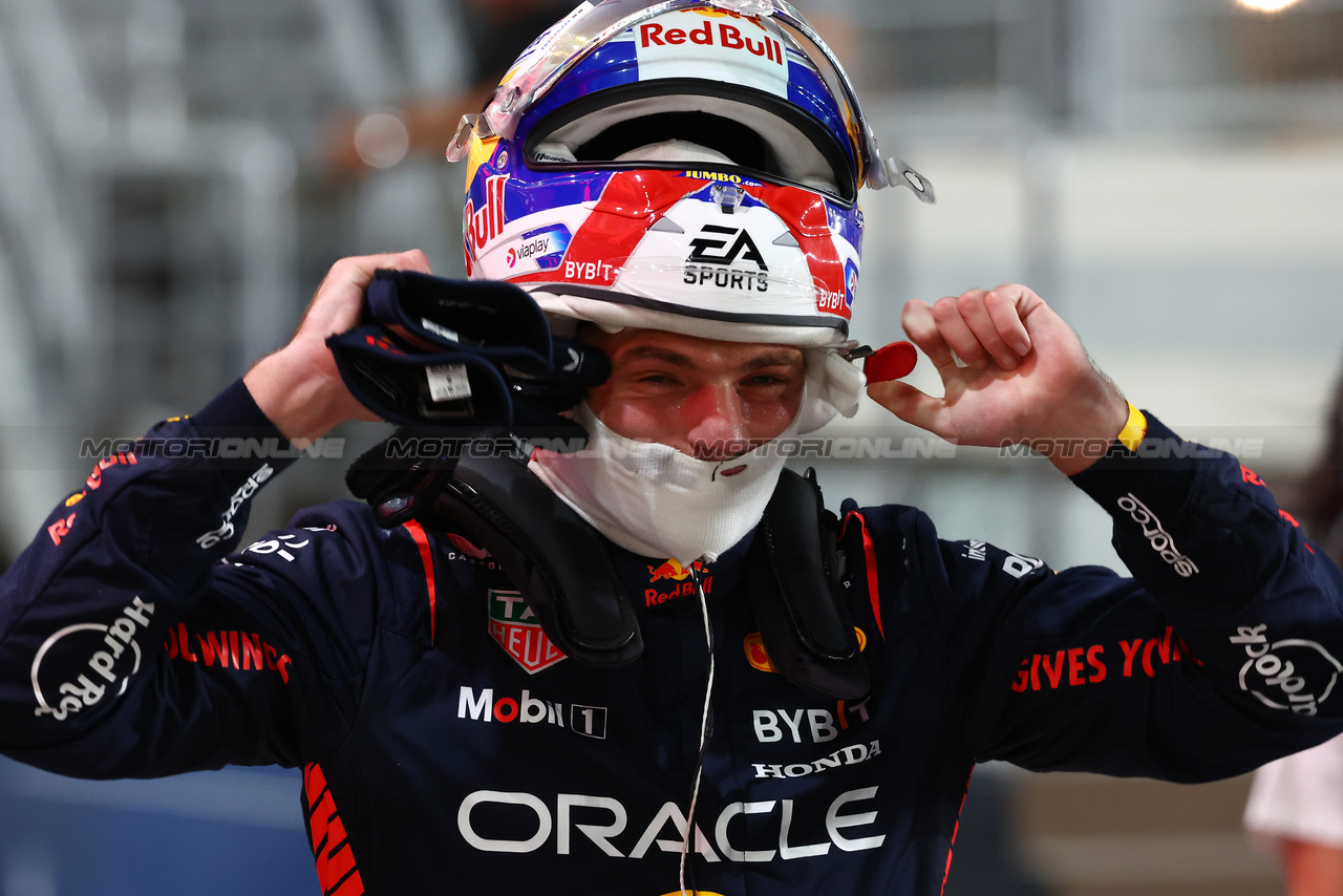 GP QATAR, Pole sitter Max Verstappen (NLD) Red Bull Racing in qualifying parc ferme.

06.10.2023 Formula 1 World Championship, Rd 18, Qatar Grand Prix, Doha, Qatar, Qualifiche Day.

 - www.xpbimages.com, EMail: requests@xpbimages.com © Copyright: Coates / XPB Images