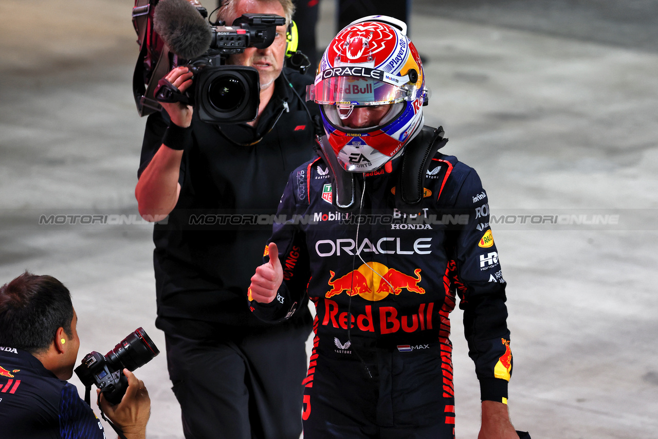 GP QATAR, Max Verstappen (NLD) Red Bull Racing celebrates his pole position in qualifying parc ferme.

06.10.2023 Formula 1 World Championship, Rd 18, Qatar Grand Prix, Doha, Qatar, Qualifiche Day.

- www.xpbimages.com, EMail: requests@xpbimages.com © Copyright: Moy / XPB Images