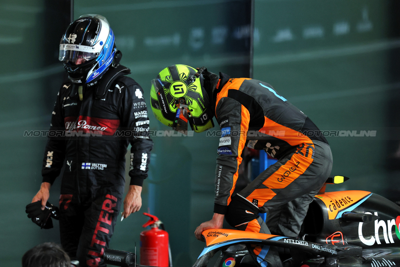 GP QATAR, Lando Norris (GBR) McLaren MCL60 in qualifying parc ferme.

06.10.2023 Formula 1 World Championship, Rd 18, Qatar Grand Prix, Doha, Qatar, Qualifiche Day.

- www.xpbimages.com, EMail: requests@xpbimages.com © Copyright: Moy / XPB Images