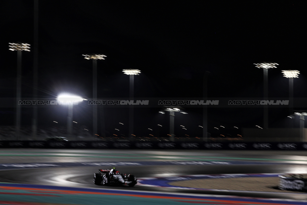 GP QATAR, Yuki Tsunoda (JPN) AlphaTauri AT04.

06.10.2023 Formula 1 World Championship, Rd 18, Qatar Grand Prix, Doha, Qatar, Qualifiche Day.

 - www.xpbimages.com, EMail: requests@xpbimages.com © Copyright: Coates / XPB Images