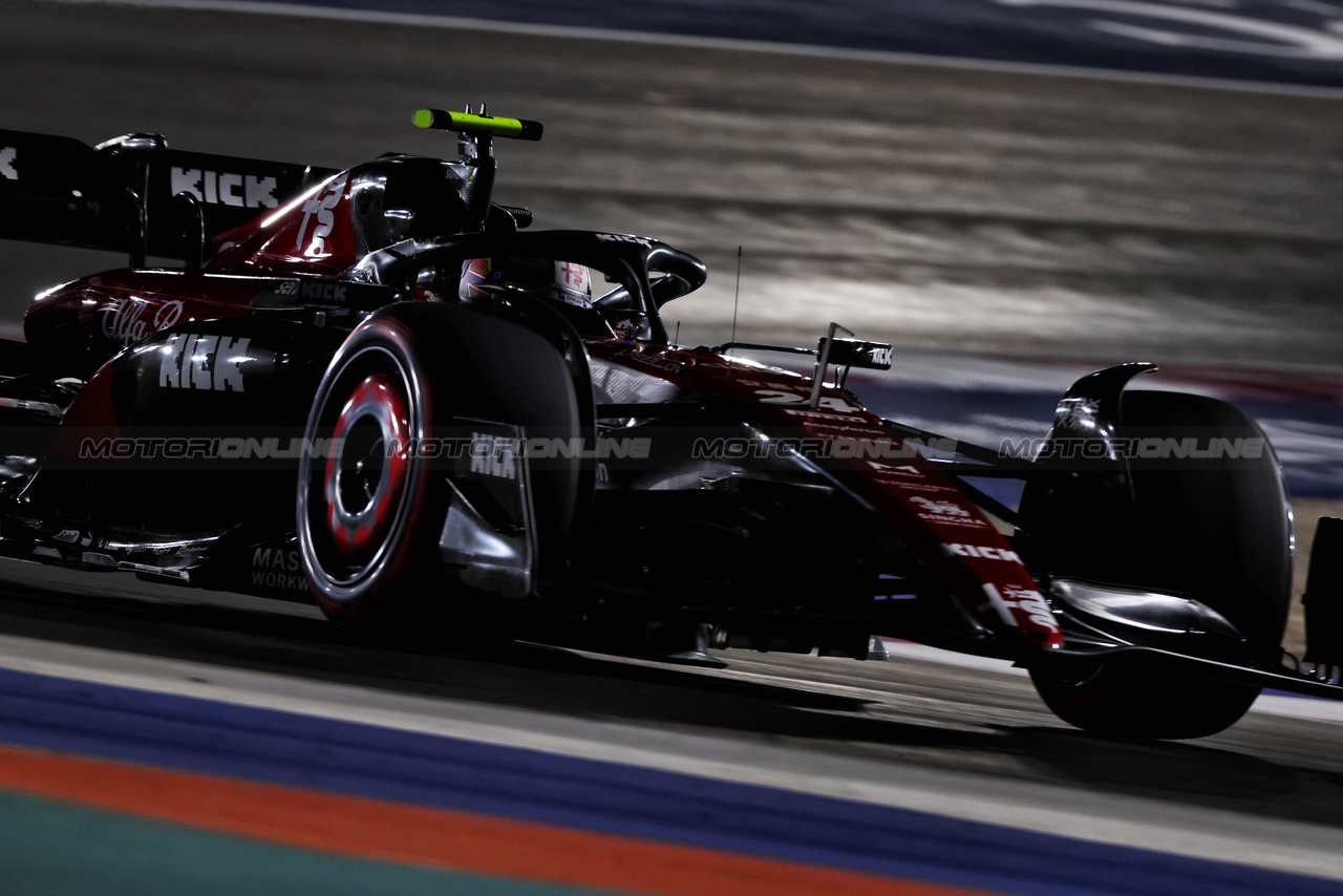 GP QATAR, Zhou Guanyu (CHN) Alfa Romeo F1 Team C43.

06.10.2023 Formula 1 World Championship, Rd 18, Qatar Grand Prix, Doha, Qatar, Qualifiche Day.

 - www.xpbimages.com, EMail: requests@xpbimages.com © Copyright: Coates / XPB Images