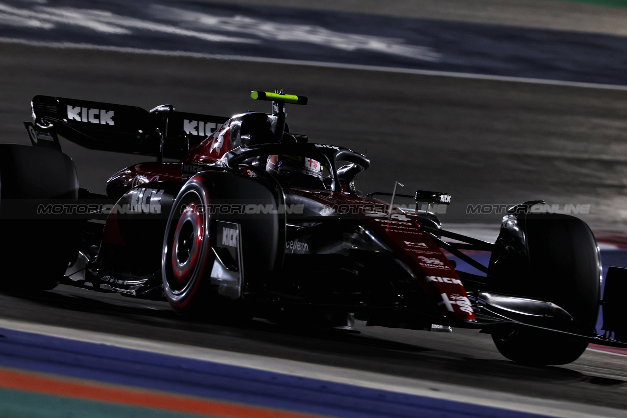 GP QATAR, Zhou Guanyu (CHN) Alfa Romeo F1 Team C43.

06.10.2023 Formula 1 World Championship, Rd 18, Qatar Grand Prix, Doha, Qatar, Qualifiche Day.

 - www.xpbimages.com, EMail: requests@xpbimages.com © Copyright: Coates / XPB Images