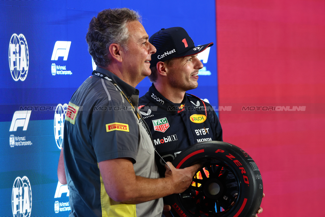 GP QATAR, (L to R): Mario Isola (ITA) Pirelli Racing Manager presents the Pirelli Pole Position Award to Max Verstappen (NLD) Red Bull Racing.

06.10.2023 Formula 1 World Championship, Rd 18, Qatar Grand Prix, Doha, Qatar, Qualifiche Day.

 - www.xpbimages.com, EMail: requests@xpbimages.com © Copyright: Coates / XPB Images