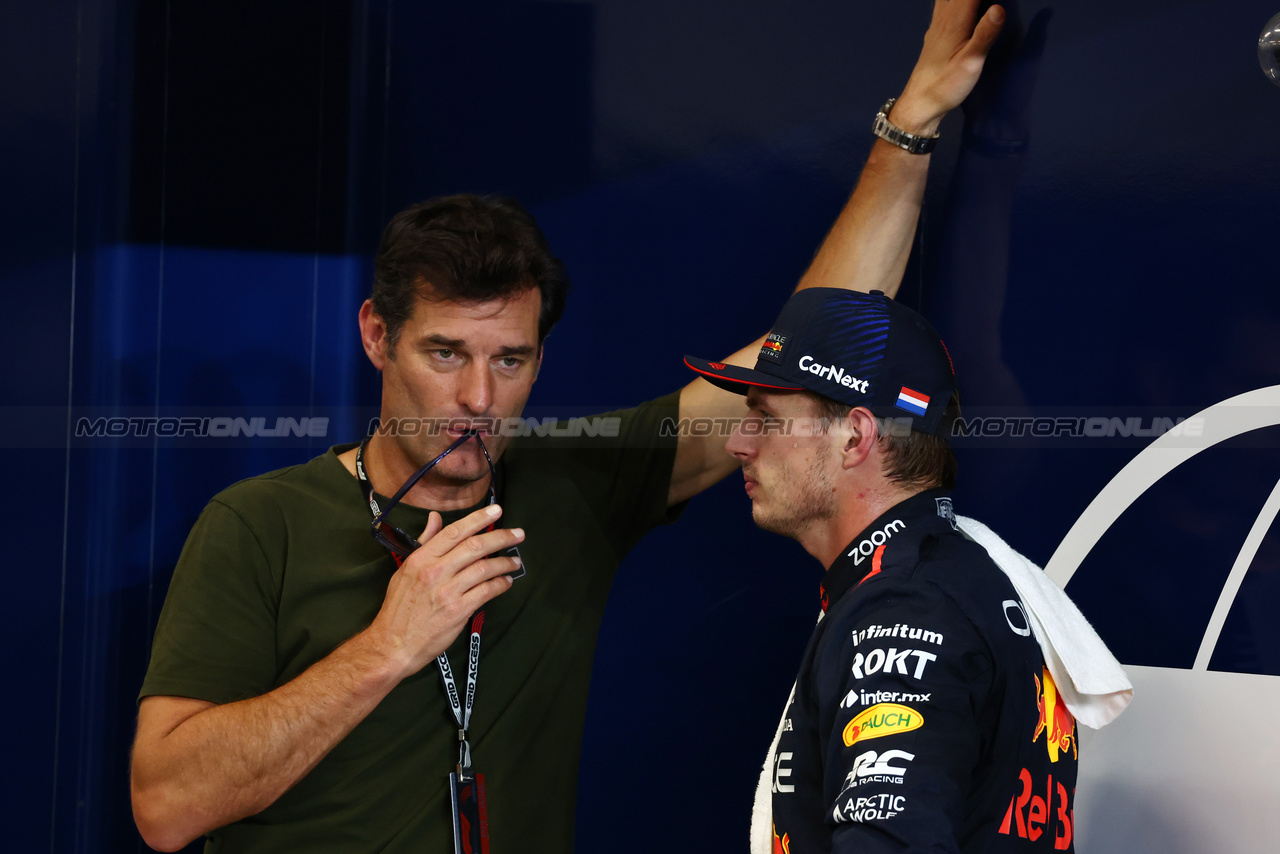 GP QATAR, (L to R): Mark Webber (AUS) Channel 4 Presenter / Driver Manager with Max Verstappen (NLD) Red Bull Racing in qualifying parc ferme.

06.10.2023 Formula 1 World Championship, Rd 18, Qatar Grand Prix, Doha, Qatar, Qualifiche Day.

 - www.xpbimages.com, EMail: requests@xpbimages.com © Copyright: Coates / XPB Images