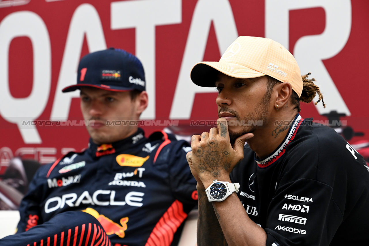 GP QATAR, (L to R): Max Verstappen (NLD) Red Bull Racing e Lewis Hamilton (GBR) Mercedes AMG F1 in the post qualifying FIA Press Conference.

06.10.2023 Formula 1 World Championship, Rd 18, Qatar Grand Prix, Doha, Qatar, Qualifiche Day.

- www.xpbimages.com, EMail: requests@xpbimages.com © Copyright: XPB Images