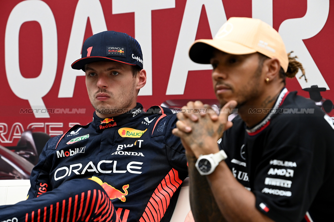GP QATAR, (L to R): Max Verstappen (NLD) Red Bull Racing e Lewis Hamilton (GBR) Mercedes AMG F1 in the post qualifying FIA Press Conference.

06.10.2023 Formula 1 World Championship, Rd 18, Qatar Grand Prix, Doha, Qatar, Qualifiche Day.

- www.xpbimages.com, EMail: requests@xpbimages.com © Copyright: XPB Images