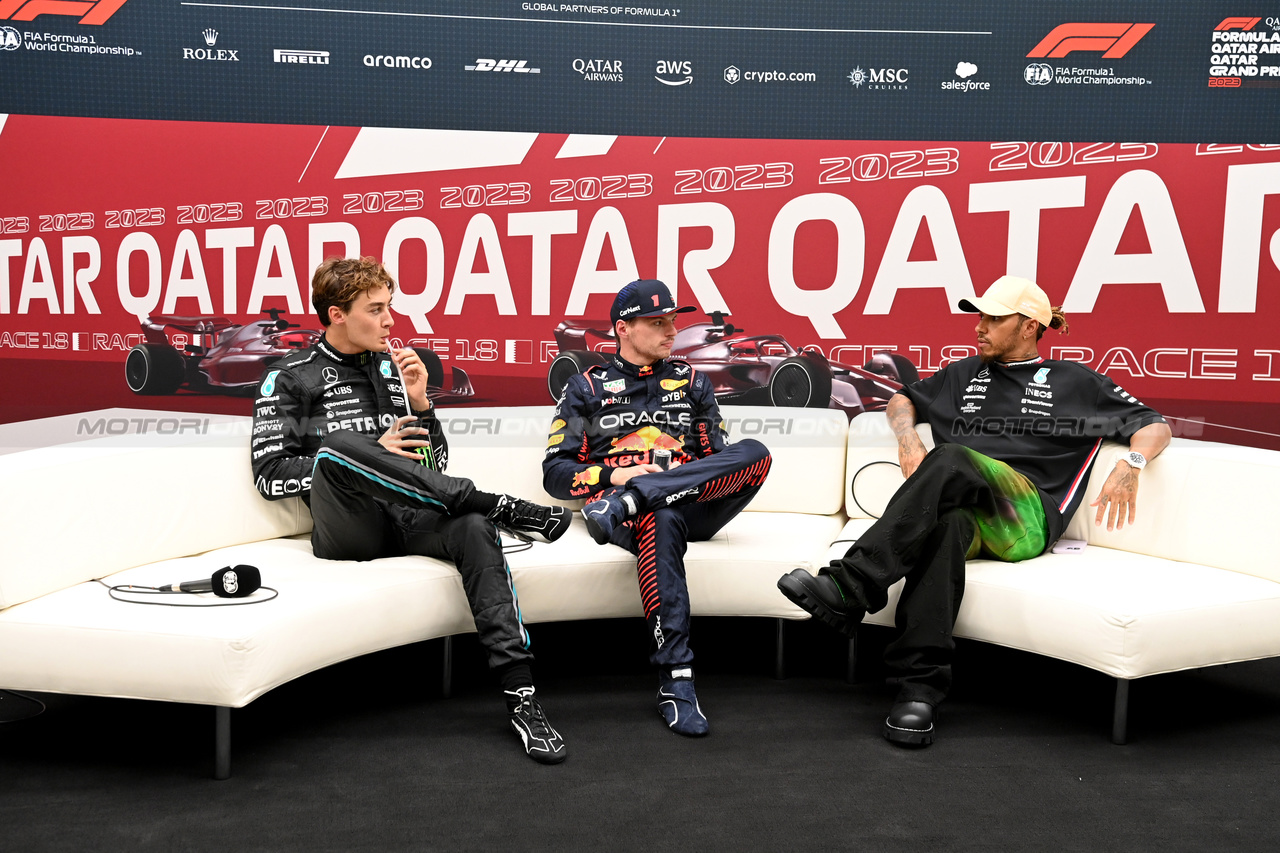 GP QATAR, (L to R): George Russell (GBR) Mercedes AMG F1; Max Verstappen (NLD) Red Bull Racing; e Lewis Hamilton (GBR) Mercedes AMG F1 in the post qualifying FIA Press Conference.

06.10.2023 Formula 1 World Championship, Rd 18, Qatar Grand Prix, Doha, Qatar, Qualifiche Day.

- www.xpbimages.com, EMail: requests@xpbimages.com © Copyright: XPB Images