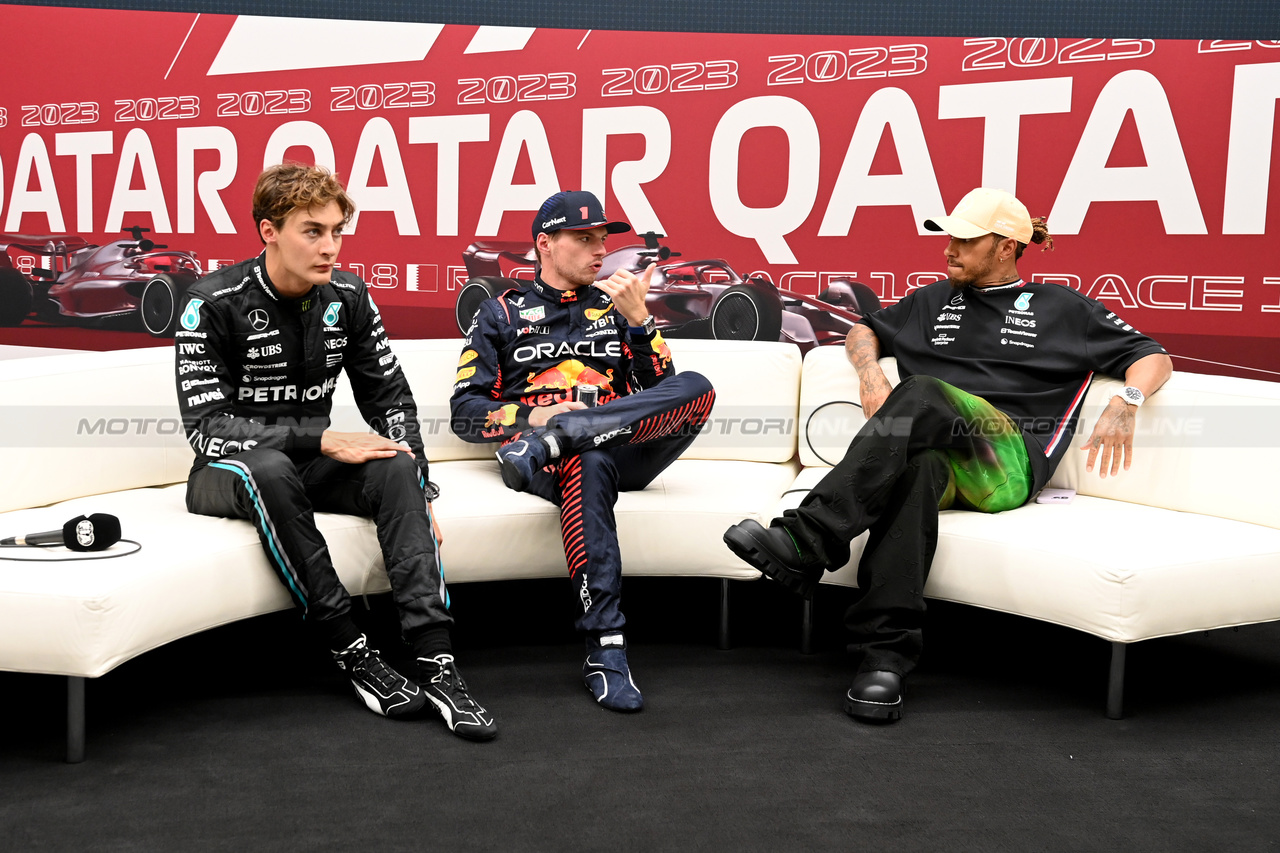 GP QATAR, (L to R): George Russell (GBR) Mercedes AMG F1; Max Verstappen (NLD) Red Bull Racing; e Lewis Hamilton (GBR) Mercedes AMG F1 in the post qualifying FIA Press Conference.

06.10.2023 Formula 1 World Championship, Rd 18, Qatar Grand Prix, Doha, Qatar, Qualifiche Day.

- www.xpbimages.com, EMail: requests@xpbimages.com © Copyright: XPB Images