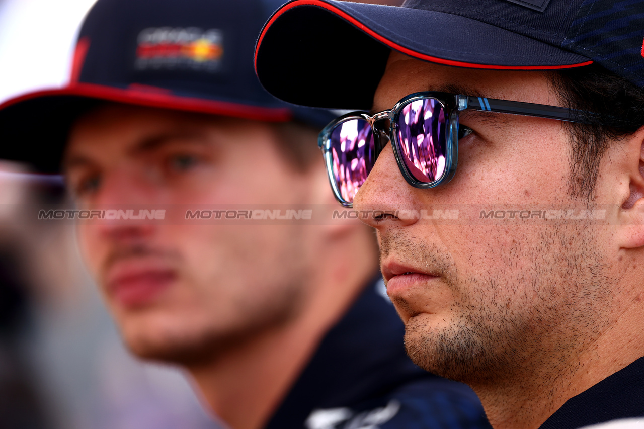 GP QATAR, Sergio Perez (MEX) Red Bull Racing with team mate Max Verstappen (NLD) Red Bull Racing.

06.10.2023 Formula 1 World Championship, Rd 18, Qatar Grand Prix, Doha, Qatar, Qualifiche Day.

 - www.xpbimages.com, EMail: requests@xpbimages.com © Copyright: Coates / XPB Images