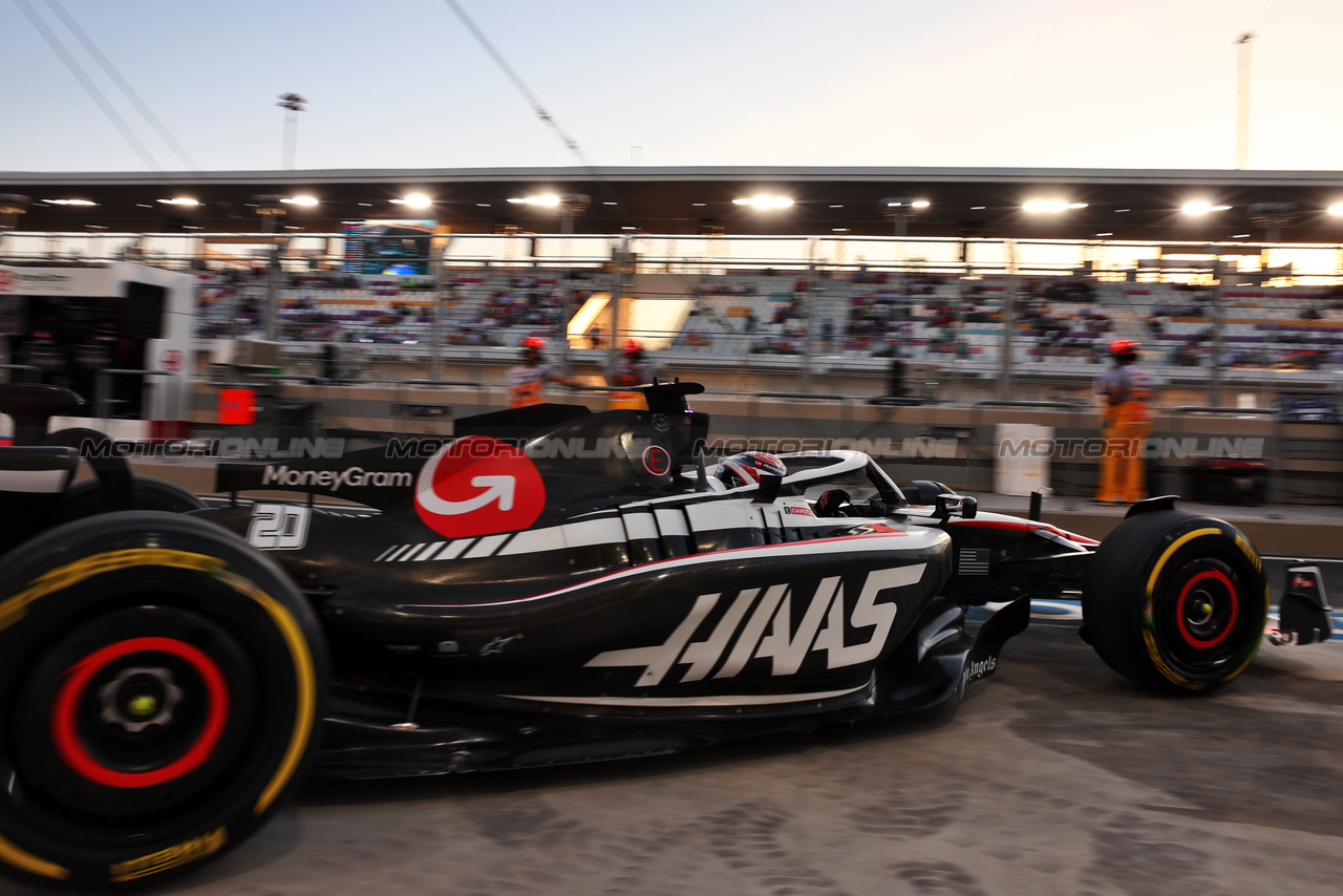 GP QATAR, Kevin Magnussen (DEN) Haas VF-23 leaves the pits.

06.10.2023 Formula 1 World Championship, Rd 18, Qatar Grand Prix, Doha, Qatar, Qualifiche Day.

- www.xpbimages.com, EMail: requests@xpbimages.com © Copyright: Batchelor / XPB Images