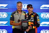 GP QATAR, (L to R): Mario Isola (ITA) Pirelli Racing Manager presents the Pirelli Pole Position Award to Max Verstappen (NLD) Red Bull Racing in qualifying parc ferme.
06.10.2023 Formula 1 World Championship, Rd 18, Qatar Grand Prix, Doha, Qatar, Qualifiche Day.
- www.xpbimages.com, EMail: requests@xpbimages.com © Copyright: Batchelor / XPB Images