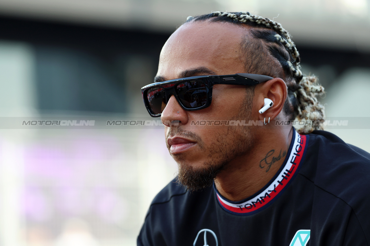 GP SINGAPORE, Lewis Hamilton (GBR) Mercedes AMG F1 on the drivers' parade.

17.09.2023. Formula 1 World Championship, Rd 16, Singapore Grand Prix, Marina Bay Street Circuit, Singapore, Gara Day.

 - www.xpbimages.com, EMail: requests@xpbimages.com © Copyright: Rew / XPB Images