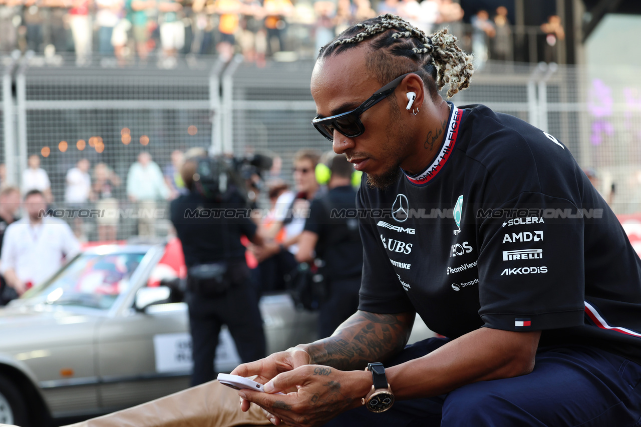 GP SINGAPORE, Lewis Hamilton (GBR) Mercedes AMG F1 on the drivers' parade.

17.09.2023. Formula 1 World Championship, Rd 16, Singapore Grand Prix, Marina Bay Street Circuit, Singapore, Gara Day.

 - www.xpbimages.com, EMail: requests@xpbimages.com © Copyright: Rew / XPB Images