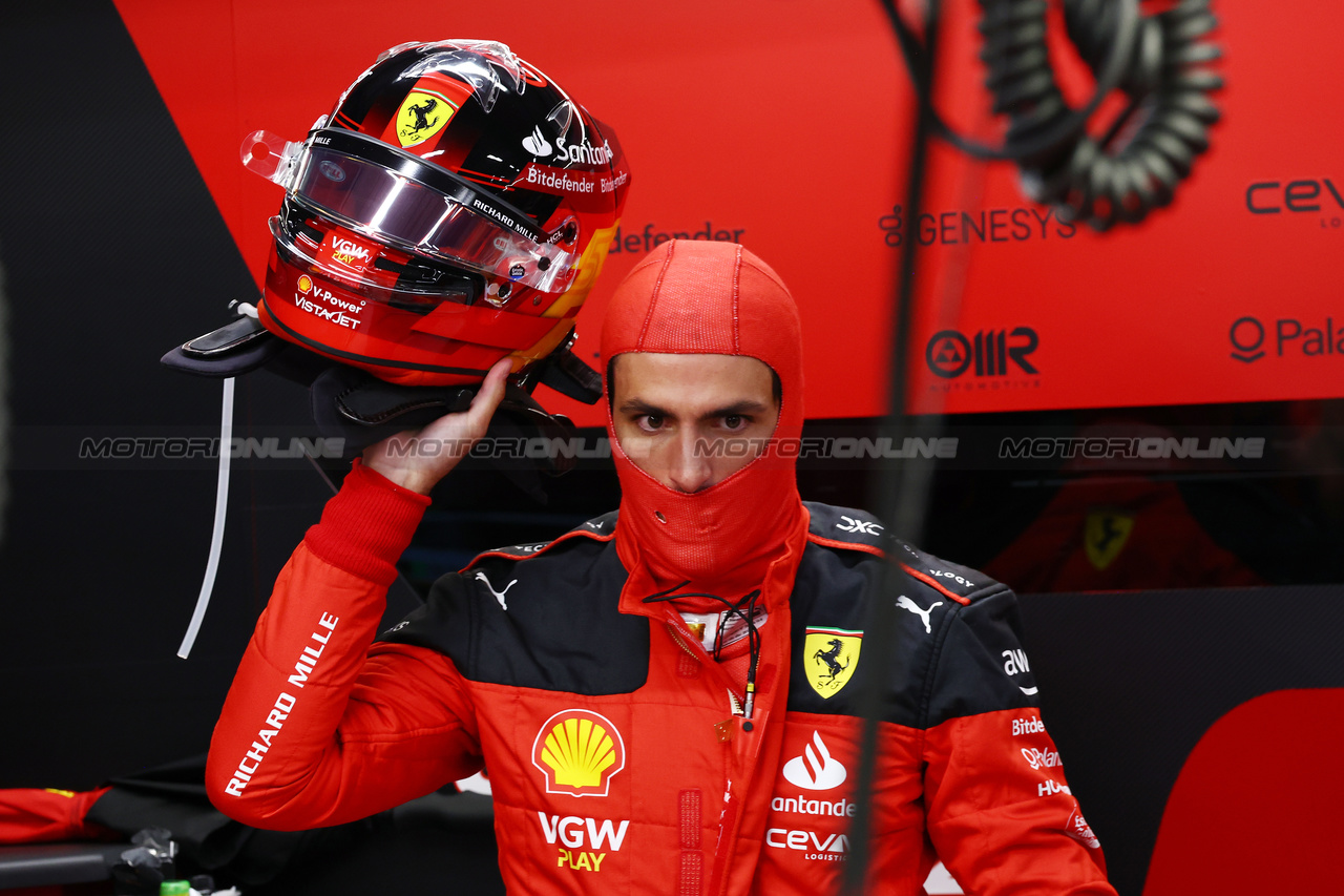 GP SINGAPORE, Carlos Sainz Jr (ESP) Ferrari.

17.09.2023. Formula 1 World Championship, Rd 16, Singapore Grand Prix, Marina Bay Street Circuit, Singapore, Gara Day.

 - www.xpbimages.com, EMail: requests@xpbimages.com © Copyright: Coates / XPB Images