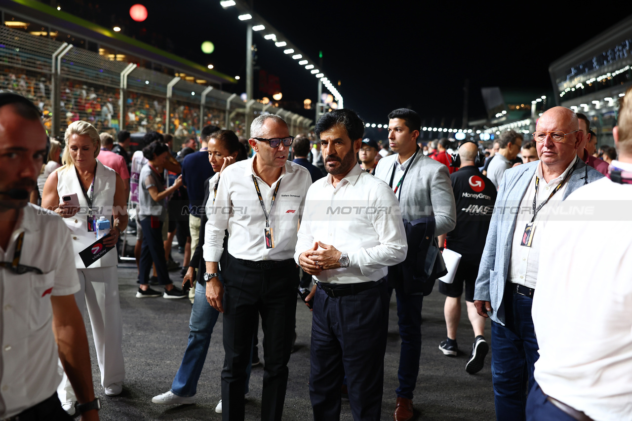 GP SINGAPORE, (L to R): Stefano Domenicali (ITA) Formula One President e CEO with Mohammed Bin Sulayem (UAE) FIA President on the grid.

17.09.2023. Formula 1 World Championship, Rd 16, Singapore Grand Prix, Marina Bay Street Circuit, Singapore, Gara Day.

 - www.xpbimages.com, EMail: requests@xpbimages.com © Copyright: Coates / XPB Images