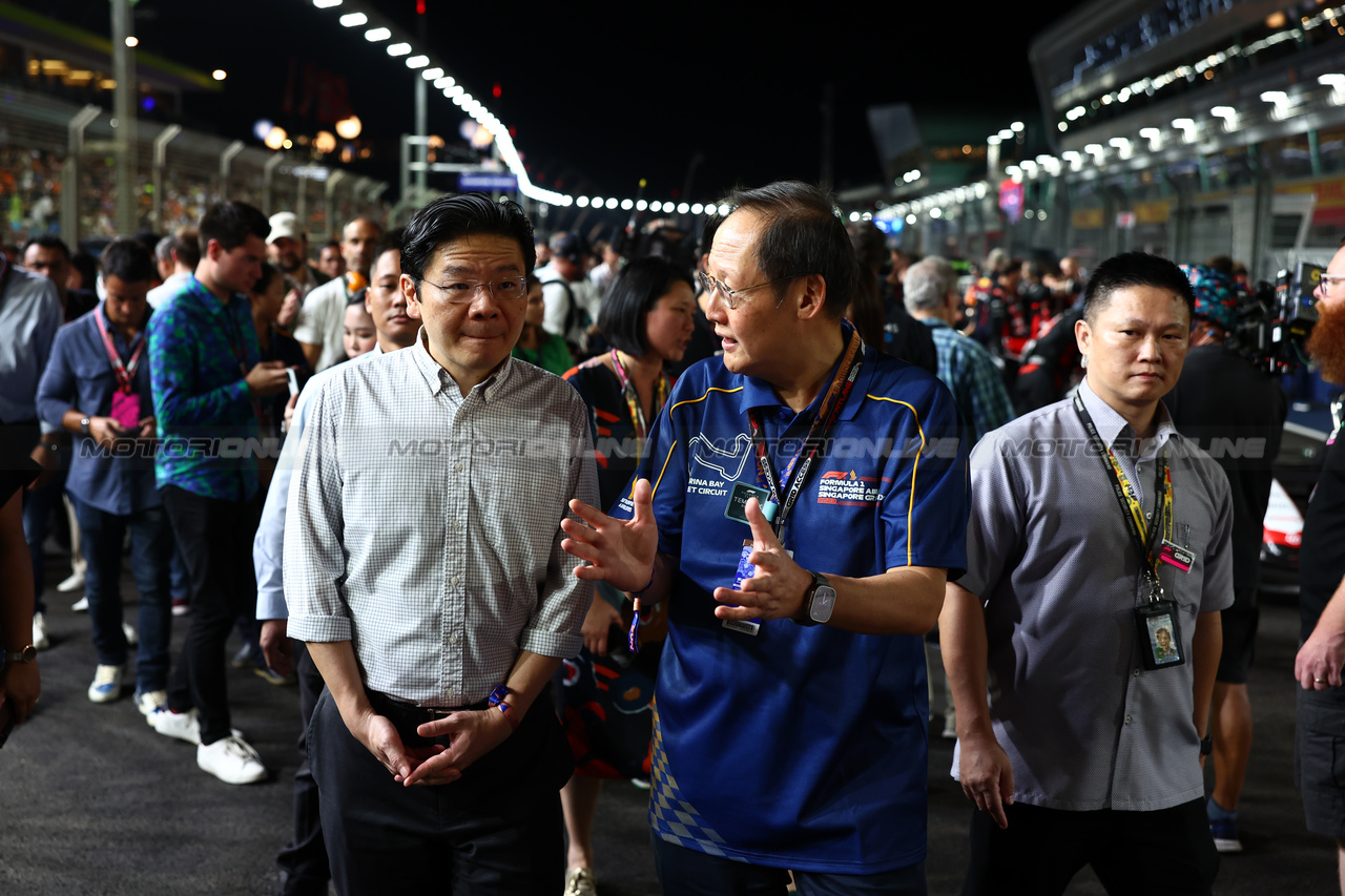 GP SINGAPORE, Tan See Leng (SIN) Minister for Manpower of Singapore (Right) on the grid.

17.09.2023. Formula 1 World Championship, Rd 16, Singapore Grand Prix, Marina Bay Street Circuit, Singapore, Gara Day.

 - www.xpbimages.com, EMail: requests@xpbimages.com © Copyright: Coates / XPB Images