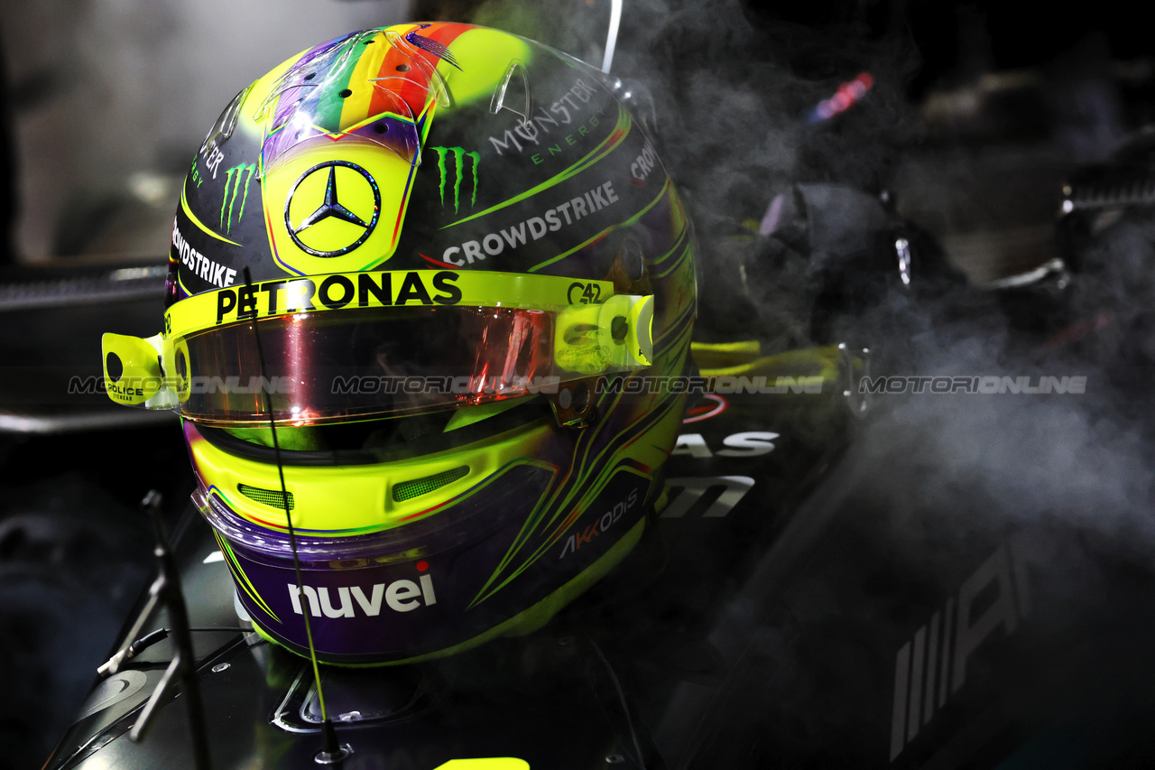 GP SINGAPORE, The helmet of Lewis Hamilton (GBR) Mercedes AMG F1 on the grid.

17.09.2023. Formula 1 World Championship, Rd 16, Singapore Grand Prix, Marina Bay Street Circuit, Singapore, Gara Day.

 - www.xpbimages.com, EMail: requests@xpbimages.com © Copyright: Coates / XPB Images