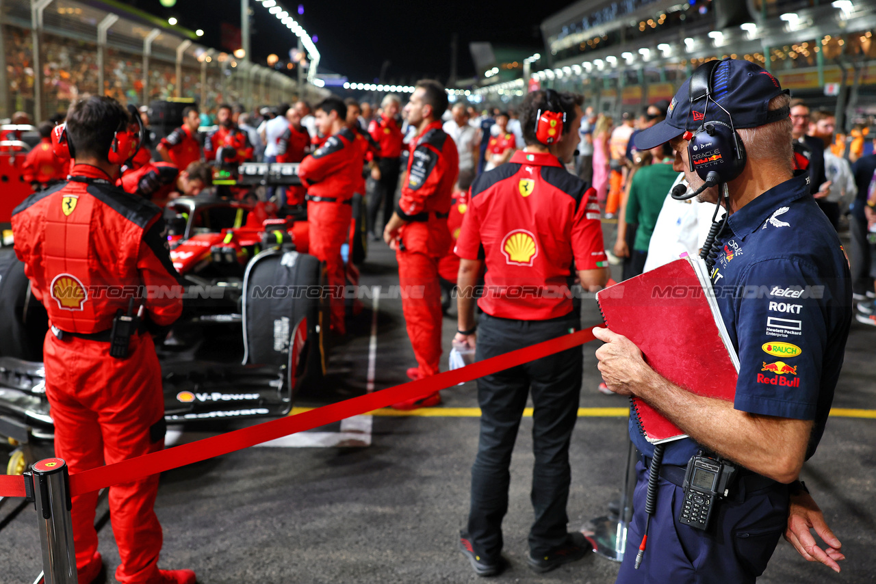 GP SINGAPORE, Adrian Newey (GBR) Red Bull Racing Chief Technical Officer looks at Carlos Sainz Jr (ESP) Ferrari SF-23 on the grid.

17.09.2023. Formula 1 World Championship, Rd 16, Singapore Grand Prix, Marina Bay Street Circuit, Singapore, Gara Day.

 - www.xpbimages.com, EMail: requests@xpbimages.com © Copyright: Coates / XPB Images