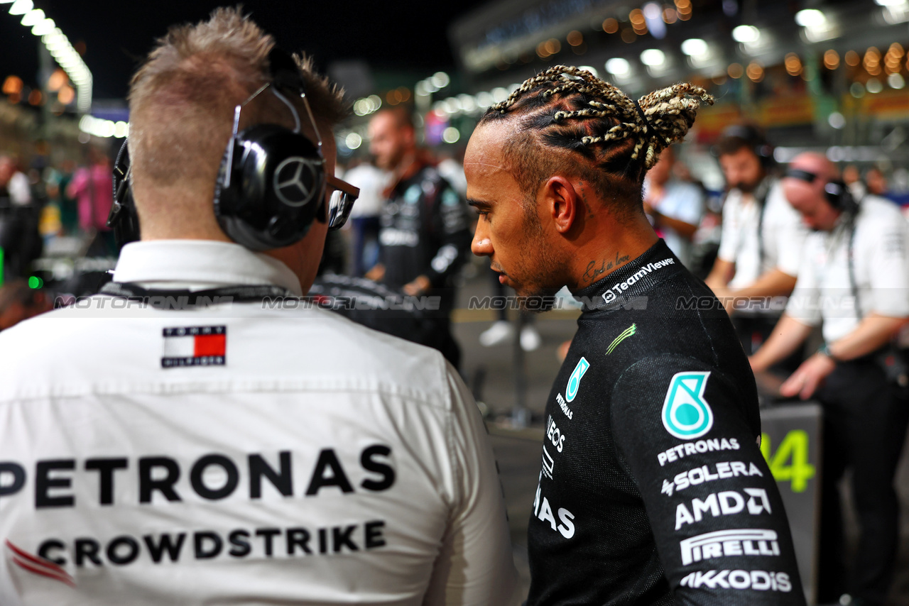 GP SINGAPORE, Lewis Hamilton (GBR) Mercedes AMG F1 on the grid.

17.09.2023. Formula 1 World Championship, Rd 16, Singapore Grand Prix, Marina Bay Street Circuit, Singapore, Gara Day.

 - www.xpbimages.com, EMail: requests@xpbimages.com © Copyright: Coates / XPB Images