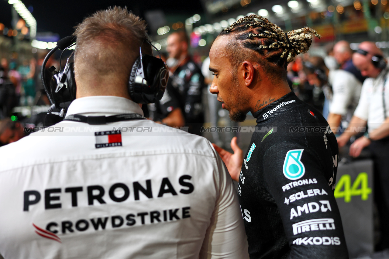 GP SINGAPORE, Lewis Hamilton (GBR) Mercedes AMG F1 on the grid.

17.09.2023. Formula 1 World Championship, Rd 16, Singapore Grand Prix, Marina Bay Street Circuit, Singapore, Gara Day.

 - www.xpbimages.com, EMail: requests@xpbimages.com © Copyright: Coates / XPB Images