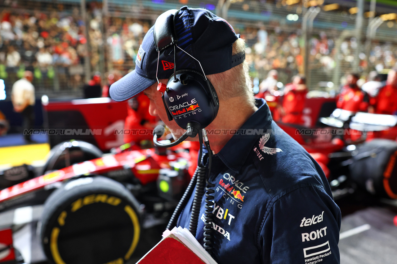 GP SINGAPORE, Adrian Newey (GBR) Red Bull Racing Chief Technical Officer looks at Carlos Sainz Jr (ESP) Ferrari SF-23 on the grid.

17.09.2023. Formula 1 World Championship, Rd 16, Singapore Grand Prix, Marina Bay Street Circuit, Singapore, Gara Day.

 - www.xpbimages.com, EMail: requests@xpbimages.com © Copyright: Coates / XPB Images