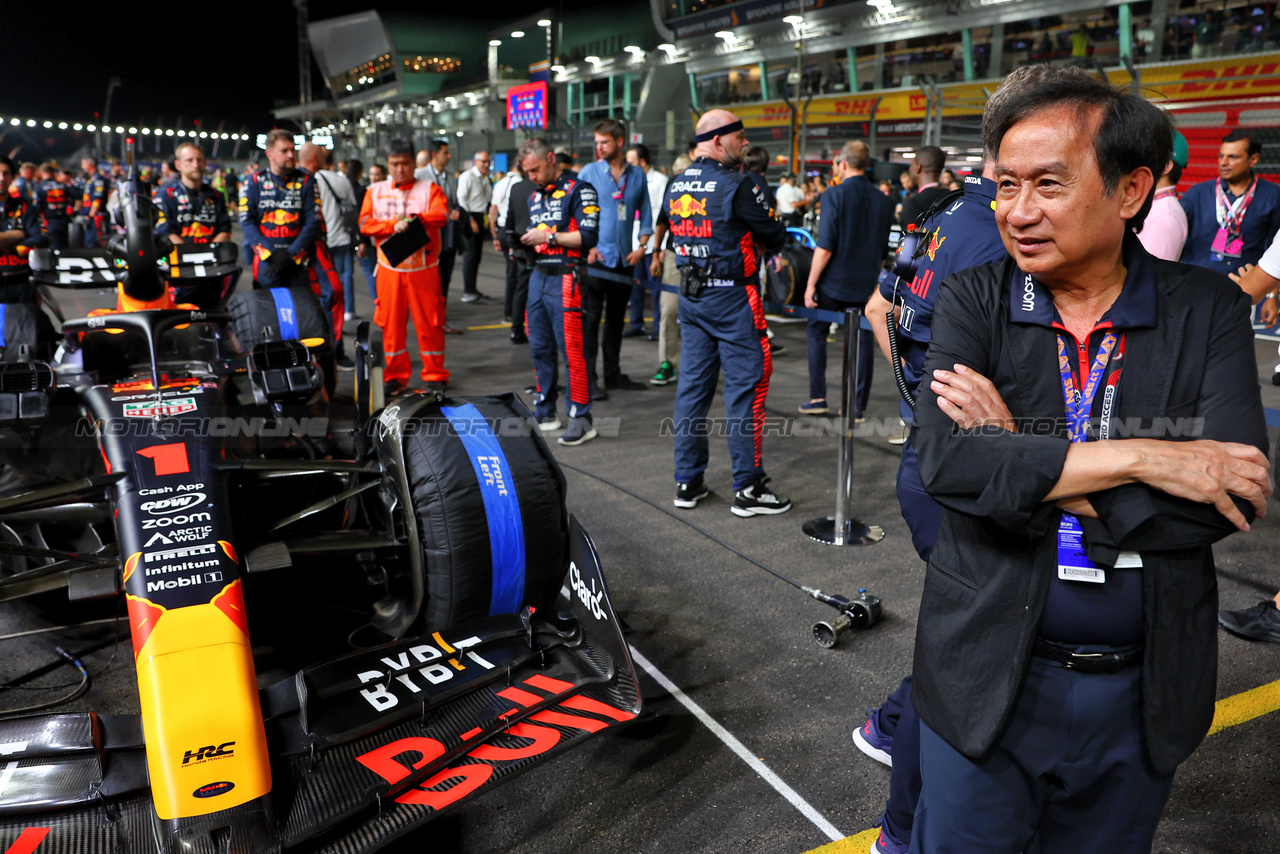 GP SINGAPORE, Chalerm Yoovidhya (THA) Red Bull Racing Co-Owner on the grid.

17.09.2023. Formula 1 World Championship, Rd 16, Singapore Grand Prix, Marina Bay Street Circuit, Singapore, Gara Day.

- www.xpbimages.com, EMail: requests@xpbimages.com © Copyright: Batchelor / XPB Images