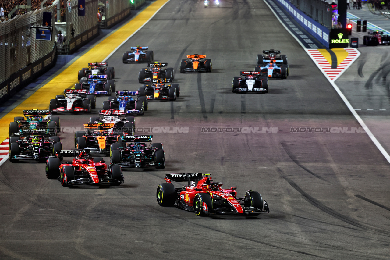 GP SINGAPORE, Carlos Sainz Jr (ESP) Ferrari SF-23 davanti a at the partenza of the race.

17.09.2023. Formula 1 World Championship, Rd 16, Singapore Grand Prix, Marina Bay Street Circuit, Singapore, Gara Day.

- www.xpbimages.com, EMail: requests@xpbimages.com © Copyright: Batchelor / XPB Images