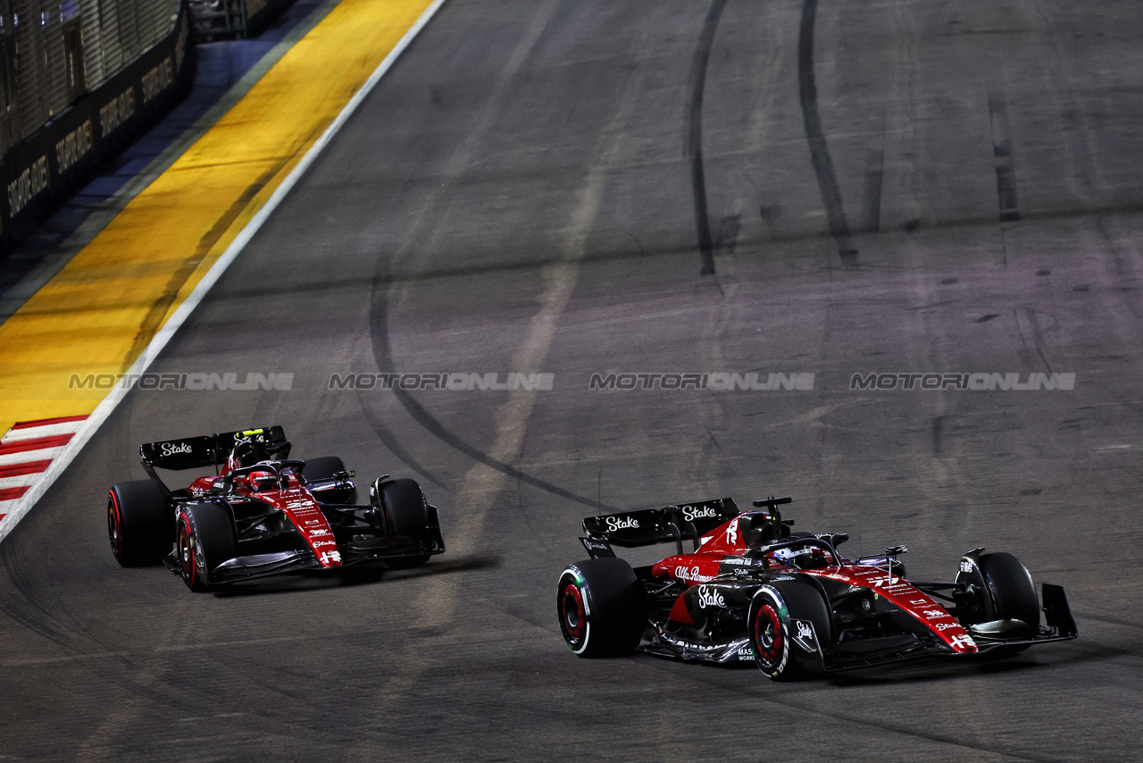 GP SINGAPORE, Valtteri Bottas (FIN) Alfa Romeo F1 Team C43 davanti a team mate Zhou Guanyu (CHN) Alfa Romeo F1 Team C43.

17.09.2023. Formula 1 World Championship, Rd 16, Singapore Grand Prix, Marina Bay Street Circuit, Singapore, Gara Day.

- www.xpbimages.com, EMail: requests@xpbimages.com © Copyright: Batchelor / XPB Images