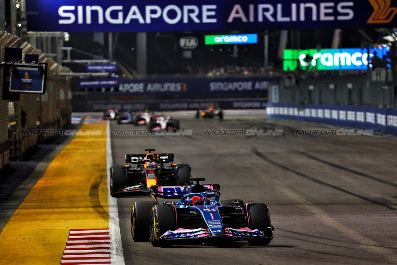 GP SINGAPORE, Esteban Ocon (FRA) Alpine F1 Team A523.

17.09.2023. Formula 1 World Championship, Rd 16, Singapore Grand Prix, Marina Bay Street Circuit, Singapore, Gara Day.

- www.xpbimages.com, EMail: requests@xpbimages.com © Copyright: Batchelor / XPB Images