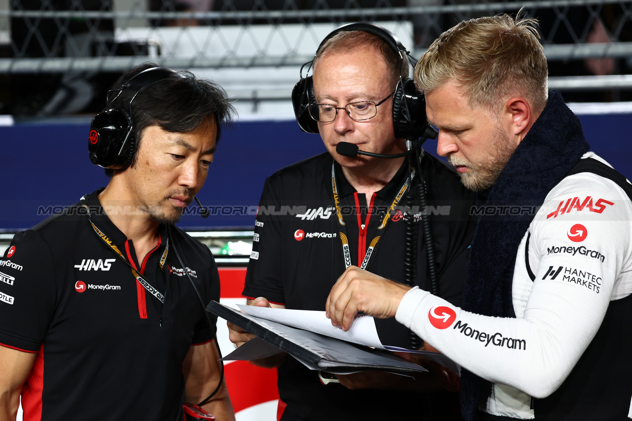 GP SINGAPORE, Kevin Magnussen (DEN) Haas F1 Team with Ayao Komatsu (JPN) Haas F1 Team Gara Engineer e Mark Slade (GBR) Haas F1 Team Gara Engineer on the grid.

17.09.2023. Formula 1 World Championship, Rd 16, Singapore Grand Prix, Marina Bay Street Circuit, Singapore, Gara Day.

 - www.xpbimages.com, EMail: requests@xpbimages.com © Copyright: Coates / XPB Images