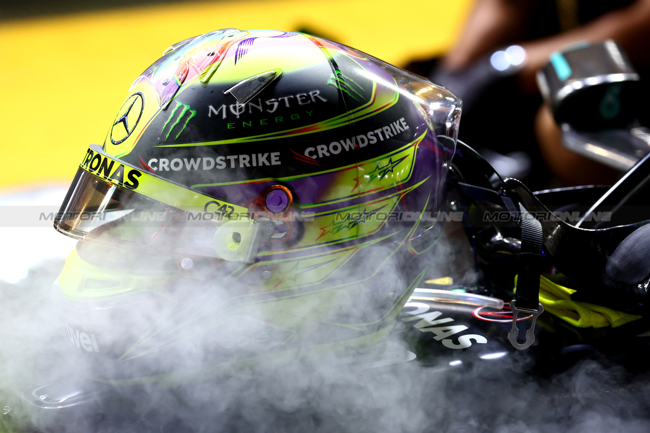 GP SINGAPORE, The helmet of Lewis Hamilton (GBR) Mercedes AMG F1 on the grid.

17.09.2023. Formula 1 World Championship, Rd 16, Singapore Grand Prix, Marina Bay Street Circuit, Singapore, Gara Day.

 - www.xpbimages.com, EMail: requests@xpbimages.com © Copyright: Coates / XPB Images