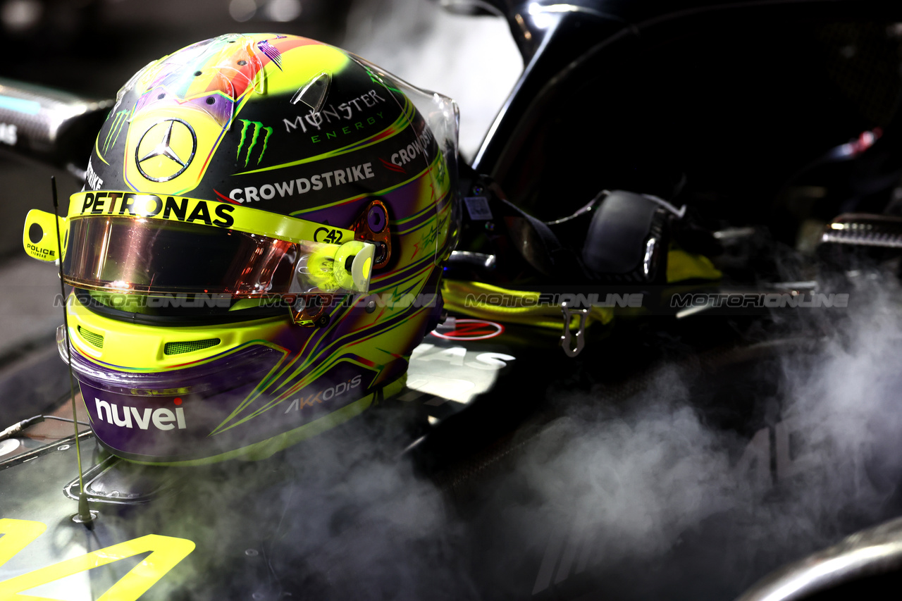 GP SINGAPORE, The helmet of Lewis Hamilton (GBR) Mercedes AMG F1 on the grid.

17.09.2023. Formula 1 World Championship, Rd 16, Singapore Grand Prix, Marina Bay Street Circuit, Singapore, Gara Day.

 - www.xpbimages.com, EMail: requests@xpbimages.com © Copyright: Coates / XPB Images