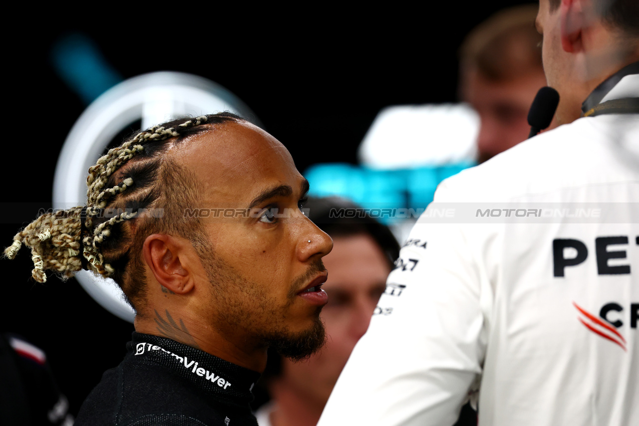 GP SINGAPORE, Lewis Hamilton (GBR) Mercedes AMG F1 on the grid.

17.09.2023. Formula 1 World Championship, Rd 16, Singapore Grand Prix, Marina Bay Street Circuit, Singapore, Gara Day.

 - www.xpbimages.com, EMail: requests@xpbimages.com © Copyright: Coates / XPB Images