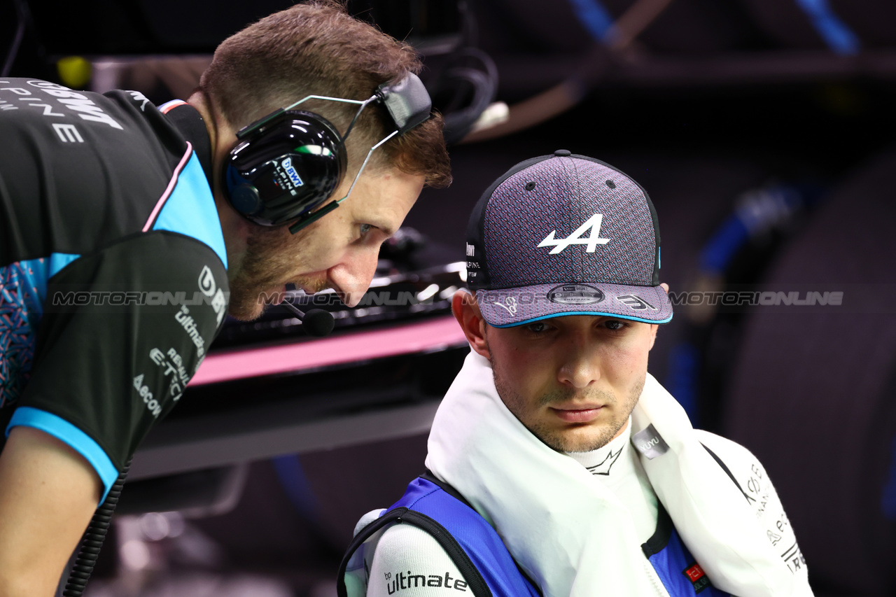 GP SINGAPORE, Esteban Ocon (FRA) Alpine F1 Team.

17.09.2023. Formula 1 World Championship, Rd 16, Singapore Grand Prix, Marina Bay Street Circuit, Singapore, Gara Day.

 - www.xpbimages.com, EMail: requests@xpbimages.com © Copyright: Coates / XPB Images