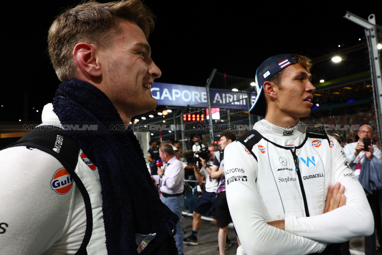 GP SINGAPORE, Logan Sargeant (USA) Williams Racing with Alexander Albon (THA) Williams Racing on the grid.

17.09.2023. Formula 1 World Championship, Rd 16, Singapore Grand Prix, Marina Bay Street Circuit, Singapore, Gara Day.

 - www.xpbimages.com, EMail: requests@xpbimages.com © Copyright: Coates / XPB Images