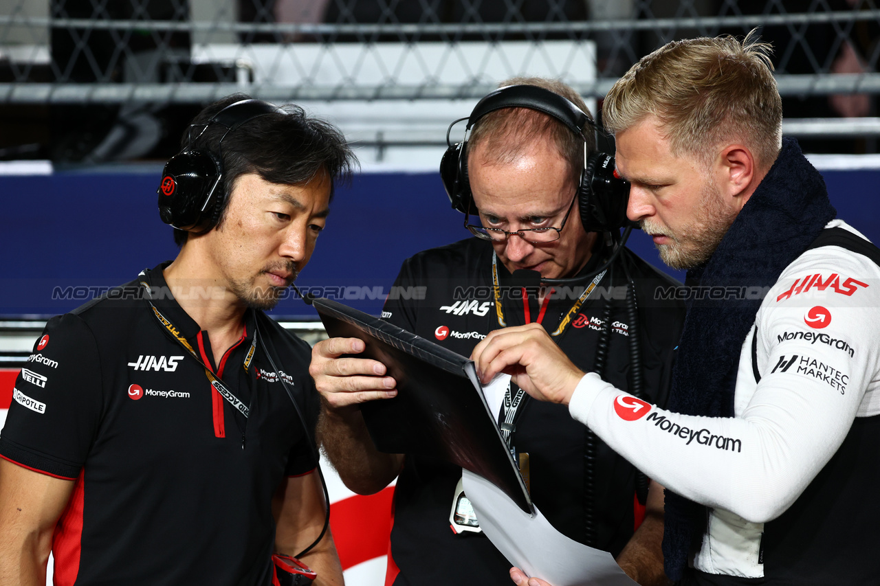 GP SINGAPORE, Kevin Magnussen (DEN) Haas F1 Team with Ayao Komatsu (JPN) Haas F1 Team Gara Engineer e Mark Slade (GBR) Haas F1 Team Gara Engineer on the grid.

17.09.2023. Formula 1 World Championship, Rd 16, Singapore Grand Prix, Marina Bay Street Circuit, Singapore, Gara Day.

 - www.xpbimages.com, EMail: requests@xpbimages.com © Copyright: Coates / XPB Images