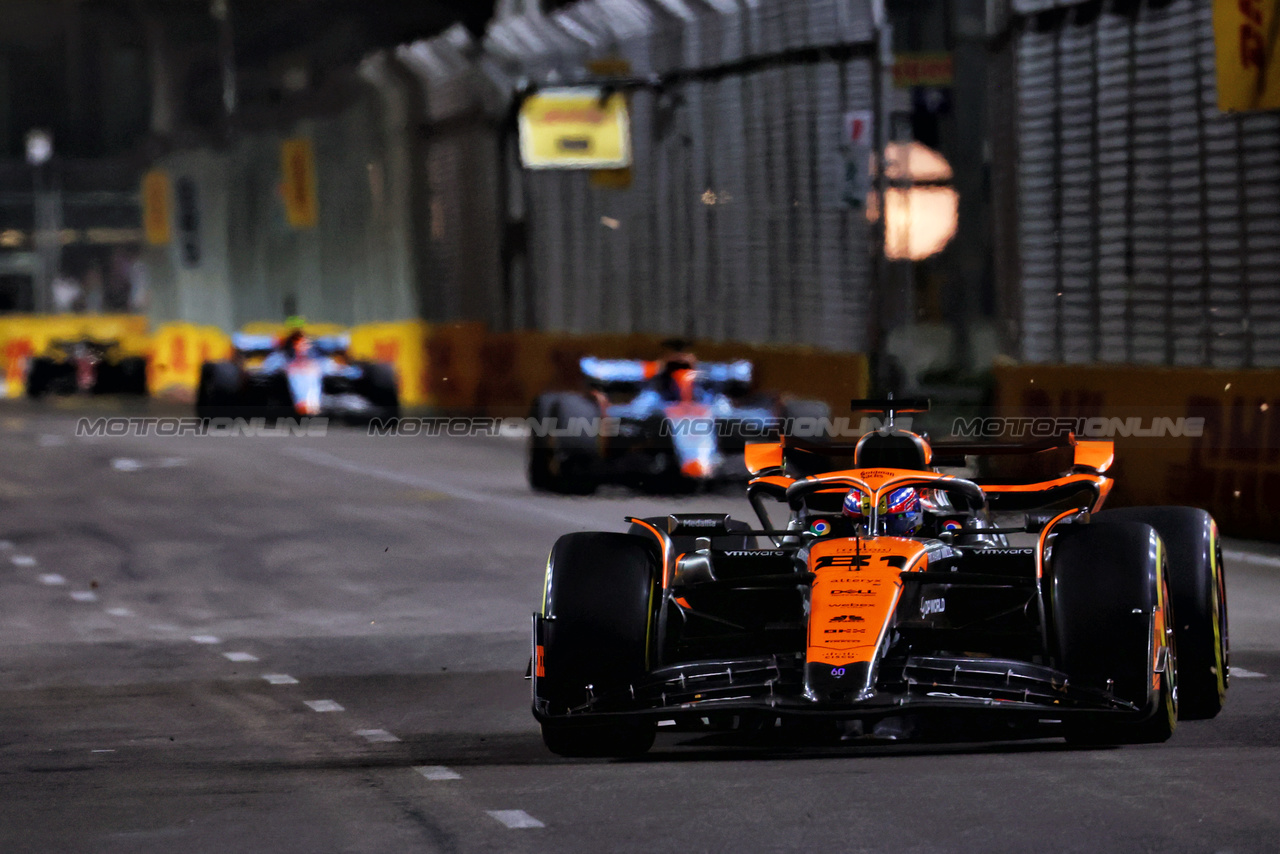 GP SINGAPORE, Oscar Piastri (AUS) McLaren MCL60.

17.09.2023. Formula 1 World Championship, Rd 16, Singapore Grand Prix, Marina Bay Street Circuit, Singapore, Gara Day.

 - www.xpbimages.com, EMail: requests@xpbimages.com © Copyright: Coates / XPB Images