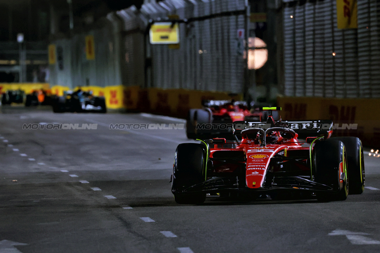 GP SINGAPORE, Carlos Sainz Jr (ESP) Ferrari SF-23.

17.09.2023. Formula 1 World Championship, Rd 16, Singapore Grand Prix, Marina Bay Street Circuit, Singapore, Gara Day.

 - www.xpbimages.com, EMail: requests@xpbimages.com © Copyright: Coates / XPB Images