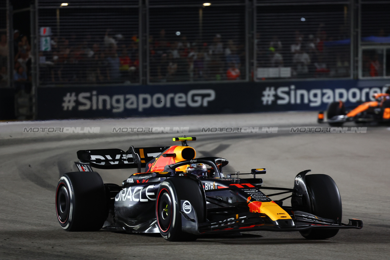 GP SINGAPORE, Sergio Perez (MEX) Red Bull Racing RB19.

17.09.2023. Formula 1 World Championship, Rd 16, Singapore Grand Prix, Marina Bay Street Circuit, Singapore, Gara Day.

- www.xpbimages.com, EMail: requests@xpbimages.com © Copyright: Batchelor / XPB Images