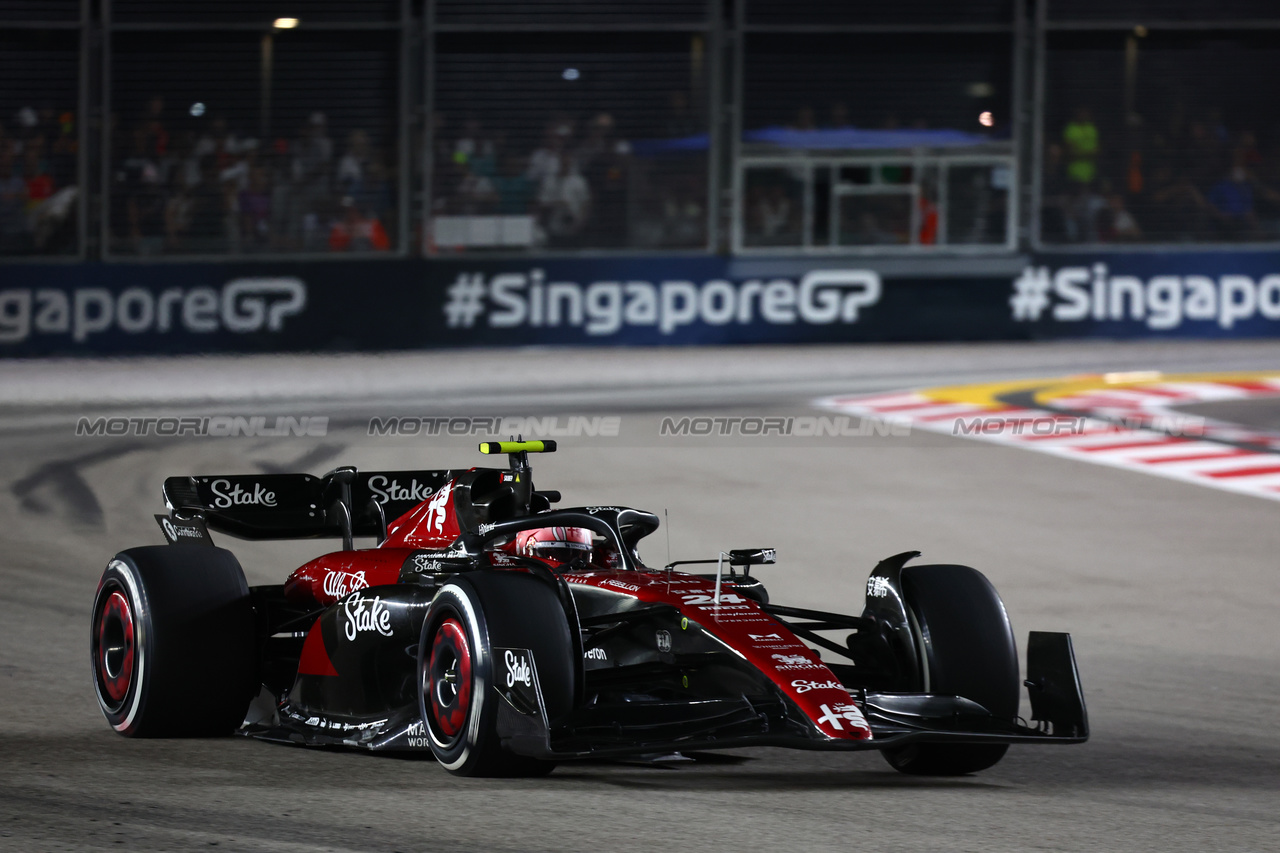 GP SINGAPORE, Zhou Guanyu (CHN) Alfa Romeo F1 Team C43.

17.09.2023. Formula 1 World Championship, Rd 16, Singapore Grand Prix, Marina Bay Street Circuit, Singapore, Gara Day.

- www.xpbimages.com, EMail: requests@xpbimages.com © Copyright: Batchelor / XPB Images