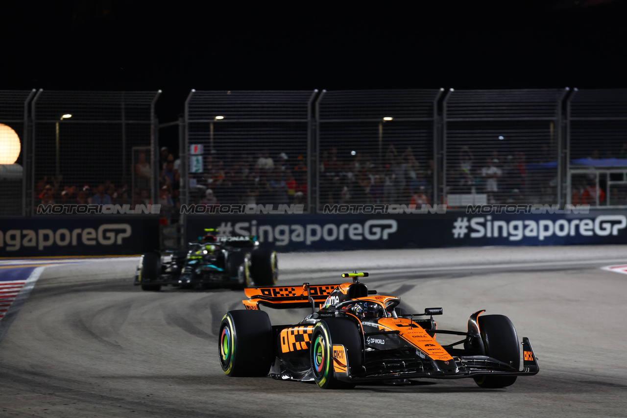 GP SINGAPORE, Lando Norris (GBR) McLaren MCL60.

17.09.2023. Formula 1 World Championship, Rd 16, Singapore Grand Prix, Marina Bay Street Circuit, Singapore, Gara Day.

- www.xpbimages.com, EMail: requests@xpbimages.com © Copyright: Batchelor / XPB Images