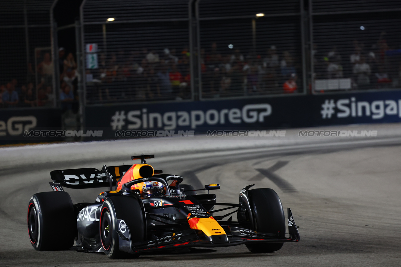 GP SINGAPORE, Max Verstappen (NLD) Red Bull Racing RB19.

17.09.2023. Formula 1 World Championship, Rd 16, Singapore Grand Prix, Marina Bay Street Circuit, Singapore, Gara Day.

- www.xpbimages.com, EMail: requests@xpbimages.com © Copyright: Batchelor / XPB Images