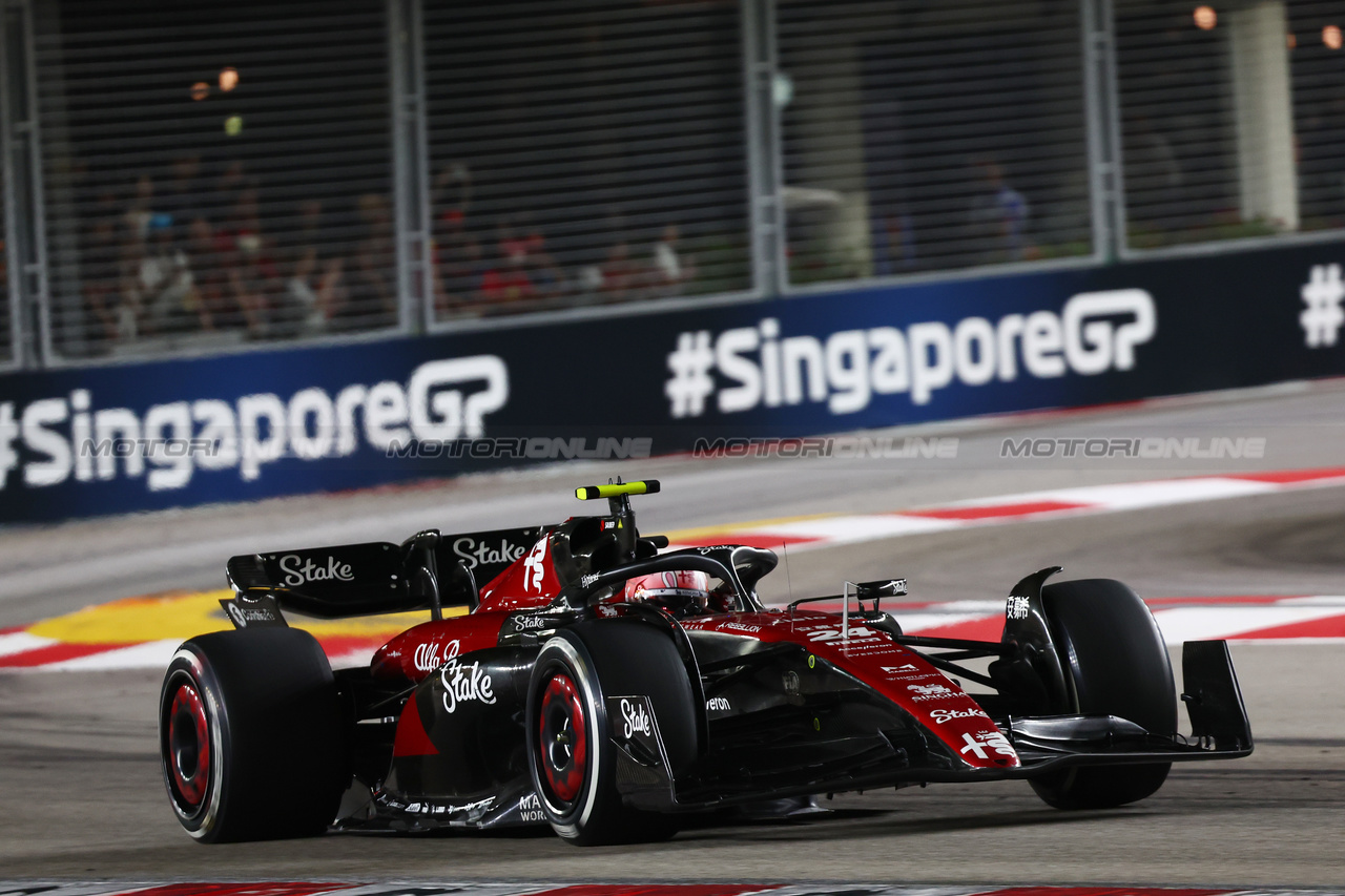 GP SINGAPORE, Zhou Guanyu (CHN) Alfa Romeo F1 Team C43.

17.09.2023. Formula 1 World Championship, Rd 16, Singapore Grand Prix, Marina Bay Street Circuit, Singapore, Gara Day.

- www.xpbimages.com, EMail: requests@xpbimages.com © Copyright: Batchelor / XPB Images