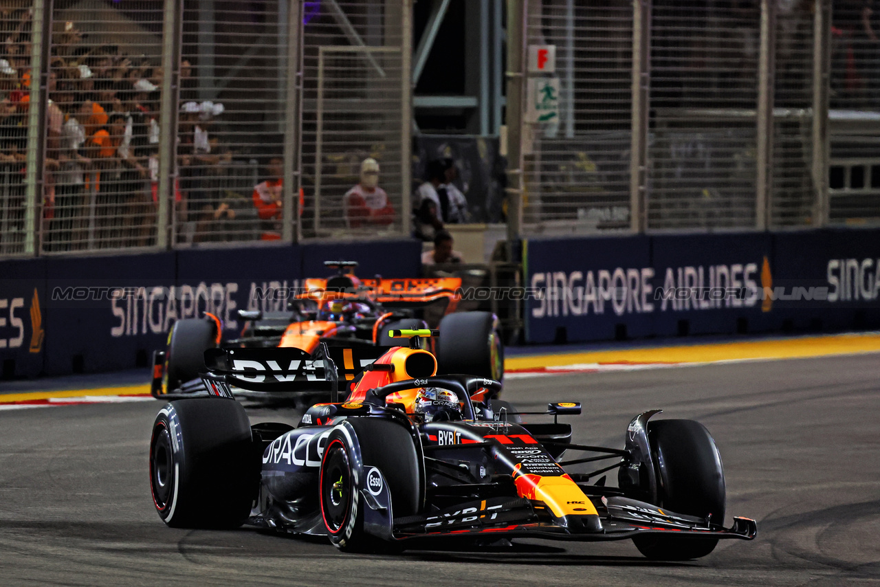 GP SINGAPORE, Sergio Perez (MEX) Red Bull Racing RB19.

17.09.2023. Formula 1 World Championship, Rd 16, Singapore Grand Prix, Marina Bay Street Circuit, Singapore, Gara Day.

- www.xpbimages.com, EMail: requests@xpbimages.com © Copyright: Batchelor / XPB Images